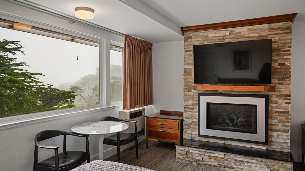 Seal Rock Inn - Room 305 - Tables, fireplace and TV