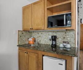 Seal Rock Inn - Room 109 - Kitchenette