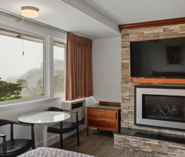 Seal Rock Inn - Room 305 - TV and tables